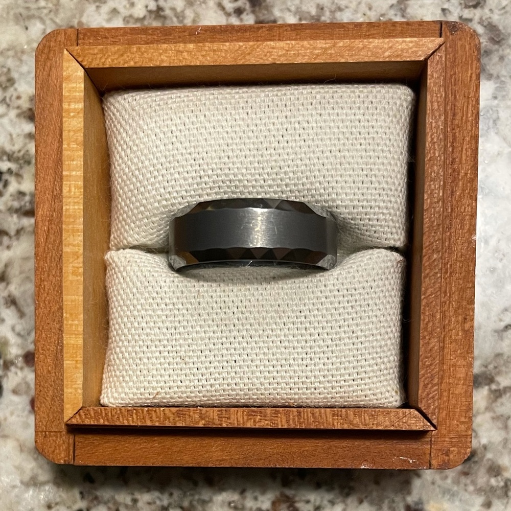 Everlast Tungsten Carbide ring Sz 9